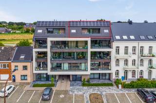 Welkom bij dit charmante penthouse te huur in het dorp van Oosterzele.Dit smaakvol ingerichte en energiezuinige dakappartement biedt niet alleen...