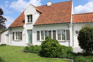 Troeven: * Handelspand met aparte toegang * Grote werkplaats van ca. 160 m² * Perfecte ligging met veel zichtbaarheid * Instapklare villa met 5...