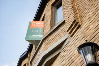 SCHRIJF JE IN VOOR HET EERSTE BEZOEKMOMENT VAN WOENSDAG 28 OKTOBER VIA ONZE WEBSITE!<br /><br />Ben jij op zoek naar een charmante woning met heel wat mogelijkheden in Kruisem? Gevonden!<br /><br />De vlot bereikbare ligging vlakbij het treinstation, bushaltes en belangrijke invalswegen zoals de N60, de lichtrijke leefruimtes en de uitbreidingsmogelijkheden op zolder zijn maar enkele van de vele troeven die we hier terugvinden!<br /><br />INDELING:<br /><br />GLV: Je komt de woning binnen via de inkomhal. Van hieruit heb je toegang tot de lichtrijke living met gezellige kachel. Aansluitend bevindt zich de eetruimte. Wanneer je verder doorloopt, kom je terecht in de ruime en praktische keuken met ontbijthoek. Achter de keuken bevindt zich de volledig afgewerkte badkamer met een mooie inloopdouche. Verder heb je op het gelijkvloers ook toegang tot de ruime en droge kelder.<br /><br />1eV: Op het eerste verdiep kom je boven in de nachthal. Van hieruit heb je toegang tot twee ruime slaapkamers.<br /><br />2eV: Via de vaste trap bereik je de ruime zolderverdieping. Deze biedt heel wat mogelijkheden en kan perfect worden ingericht als derde en vierde slaapkamer, of als één grote extra kamer.<br /><br />BERGING + GARAGE: Via de tuin heb je toegang tot een ruime berging/wasplaats. Daarnaast beschikt de woning over een praktische garage, waardoor je ook langs de achterzijde toegang hebt tot de woning.<br /><br />Lijkt deze charmante woning met uitbreidingsmogelijkheden wel iets voor jou? Aarzel dan zeker niet en contacteer ons vandaag nog om een bezoek in te plannen!