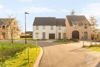 Wonen in het groen, met alles dichtbij: Smeskeshof in Waregem is een kleinschalig nieuwbouwproject met moderne, landelijk geïnspireerde woningen waar ruimte en comfort centraal staan.Elke woning beschikt over 3 of 4 volwaardige slaapkamers en is ontworpen om mee te groeien met je gezin. Extra troef: de zolderverdieping kan je naar wens afwerken tot een 4e of zelfs 5e slaapkamer, hobbyruimte, bureau of speelzolder.Dankzij de nieuwste technieken geniet je van hedendaags wooncomfort en een energiezuinige toekomst. De indeling is praktisch en licht, met aangename leefruimtes en een warme, tijdloze uitstraling.Waarom kiezen voor Smeskeshof?- Moderne, landelijke architectuur- 3 of 4 slaapkamers, uitbreidbaar via zolder- Nieuwste technieken en hedendaags wooncomfort- Rustige ligging in Waregem, met vlotte bereikbaarheidOntdek jouw nieuwe thuis in Smeskeshof; waar stijl, ruimte en toekomstgericht wonen samenkomen. Neem contact op voor plannen, prijzen en beschikbaarheden.