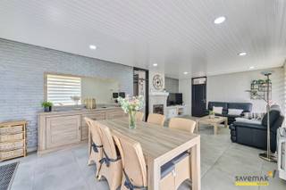 <p><span>Deze laagbouwwoning werd recentelijk zeer grondig gerenoveerd.</span></p><p><span> </span></p><p><span>Bovendien is ze gelegen in een verkeersarme straat en op wandelafstand van 3 warenhuizen en het centrum van Leopoldsburg.</span></p><p><span> </span></p><p><span>In de details zie je dat de verbouwing deftig werd uitgevoerd: de keuken, leefruimte en badkamer werden volledig ‘aangepakt’.<br /><br />Maar ook technisch zit je goed:</span></p><p><span> </span></p><ul><li><span>EPC label C! Dus geen zorgen over energetisch renoveren.</span></li><li><span>20 zonnepanelen voor een zachte elektriciteitsrekening</span></li><li><span>Slechts 1 asbesttoepassing</span></li><li><span>Warmtepomp (LLWP) in keuken, woonkamer, bijkeuken en master bedroom </span></li><li><span>Grondwaterput voor gebruik in de tuin.</span></li></ul><p><span> </span></p><p><span>Hou je het graag makkelijk, dan is dit de ideale woning want alles is gelijkvloers.</span></p><p><span> </span></p><p><span> </span></p><p><span>Op de zolder is nog zeer veel bergruimte en de hal van ongeveer 104m² achteraan op het perceel biedt nog zoveel meer.</span></p><p><span> </span></p><p><span> </span></p>