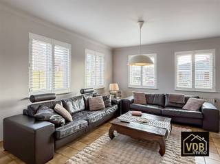 Mooie instapklare halfopen bebouwing met 3 slaapkamers, 2 badkamers een garage en een gezellig tuinpaviljoen voor lange gezellige avonden. Ze...