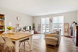 In een recent, kleinschalig appartementsgebouw uit 2016 bevindt zich dit instapklare appartement, ideaal gelegen vooraan in het gebouw op de eerste verdieping. Dankzij de moderne afwerking, het energiezuinig karakter en de praktische indeling vormt dit appartement een uiterst aantrekkelijke woon- én investeringsopportuniteit.<br /><br />De leefruimte biedt een aangename en open woonbeleving, met plaats voor zowel een zithoek als een eetruimte. De grote ramen zorgen voor een mooie lichtinval. De afwerking met parkettegelvloer doorheen het volledige appartement creëert een warme en uniforme uitstraling.<br /><br />Het appartement beschikt over twee volwaardige slaapkamers, een badkamer, apart toilet en een berging met aansluiting voor wasmachine. Verder beschikt het gebouw over een gemeenschappelijke buitenruimte waar picknickbanken werden voorzien om gezellig buiten te kunnen vertoeven.<br /><br />Tot slot is er een ondergrondse staanplaats en kelderberging voorzien (verplicht bij aan te kopen). <br /><br />Dankzij de individuele zonnepanelen per appartement en het uitstekende E-peil van 8 geniet dit appartement van een bijzonder energiezuinig profiel.<br /><br />Het appartement is op heden verhuurd, dit maakt het een ideale investering met direct rendement!<br /><br /><u>Troeven</u>: <br />+ Goede locatie<br />+ Recent en kleinschalig gebouw<br />+ Energiezuinig<br />+ Zonnepanelen<br />+ Instapklaar<br /><br />Interesse in deze woning? Contacteer ons via <strong>03 337 50 70</strong> of <strong>info@vbvastgoed.be</strong> voor meer info of een bezoek ter plaatse.