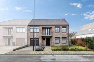 <p>Voor meer info of een bezoek, bel 053 59 49 31 - Deze <strong>instapklare halfopen bebouwing</strong> is gelegen in een zeer rustige buurt te <strong>Aalst</strong>. Dankzij de gunstige ligging geniet de woning niet alleen van rust, maar bevinden winkels, scholen en openbaar vervoer zich in de onmiddellijke nabijheid. Bovendien is de uitvalsweg naar de E40 vlot bereikbaar. Op het gelijkvloers omvat de woning een inkomhal met gastentoilet, <strong>een ruime en lichtrijke leefruimte met eetplaats</strong>, en <strong>een volledig geïnstalleerde keuken</strong> die aansluit op de berging/wasplaats. Verder is er <strong>een ruime garage met automatische poort</strong>, die plaats biedt voor het parkeren van een voertuig en het opbergen van fietsen en andere materialen. Buiten beschikt de woning over een oprit en <strong>een gezellig aangelegde tuin met oostgericht terras</strong>. Door de gunstige oriëntatie van de woning geniet men hier de volledige dag van zonlicht. Op de eerste verdieping bevindt zich een ruime badkamer, uitgerust met alle comfort: een bad, douche, dubbele lavabo en toilet. Daarnaast zijn er <strong>drie ruime slaapkamers</strong>, waarvan de master bedroom beschikt over een dressing/berging. Via een uitvouwbare trap is <strong>de zolderverdieping</strong> bereikbaar. Deze ruimte biedt tal van mogelijkheden, zoals het creëren van een extra slaapkamer, bureau, hobbyruimte of bijkomende stockage. <strong>Mogelijkheid tot overname van roerende goederen</strong> – <strong>EPC B</strong> – <strong>Asbestveilig</strong></p>
