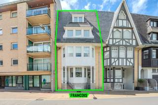 Dit karaktervolle herenhuis is gelegen in de Priorijlaan in het hart van Westende Bad, op wandelafstand van de zee, winkels en horecazaken. Dankzij de centrale ligging en de royale ruimtes biedt deze woning een unieke combinatie van charme, comfort en mogelijkheden.<br /><br />De woning beschikt over een opgefriste gevel en een aangename, onderhoudsvriendelijke tuin, waar u in alle rust kunt genieten van het buitenleven. Binnenin zorgen de vele ramen voor een aangename lichtinval en een ruimtelijk gevoel.<br /><br />Momenteel telt de woning zes ruime slaapkamers, elk voorzien van een eigen lavabo. Hierdoor kunnen meerdere kamers eenvoudig worden omgevormd tot slaapkamers met eigen badkamer, wat tal van mogelijkheden biedt voor grote gezinnen, kangoeroewonen, een gastenverblijf of andere invullingen.<br /><br />Daarnaast beschikt de woning over meerdere leefruimtes, waardoor u geniet van uitzonderlijk veel woonruimte en flexibiliteit. De praktische indeling maakt het mogelijk om wonen, werken en ontspannen perfect te combineren.<br /><br />Een bijkomende troef is dat er geen renovatieverplichting geldt en de elektrische installatie conform is, wat zorgt voor een zorgeloze aankoop.<br /><br />Deze eigendom is een unieke kans voor wie op zoek is naar een ruime woning met karakter op een toplocatie in Westende Bad.<br /><br />Voor meer informatie of een bezoek kunt u contact opnemen met Inti op inti@immofrancois.be of 0499 74 89 74.<br /><br />