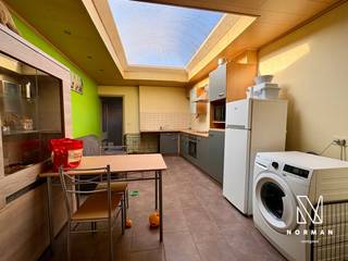 Rijwoning met 3 slaapkamers te koop in Harelbeke<br /><br />Bij het binnengaan van de woning komt u terecht in de zitruimte. Aansluitend bevindt zich de eetruimte en de lichtrijke keuken. Verder op het gelijkvloers vindt u de badkamer, uitgerust met een bad, lavabo en toilet. De woning wordt verwarmd met gaskachels.<br /><br />Op de eerste verdieping zijn er twee slaapkamers aanwezig. Vanuit één van deze slaapkamers leidt een vaste trap naar de derde slaapkamer op de zolderverdieping.<br /><br />Achteraan de woning bevindt zich een terras.<br /><br />Voor meer info contacteer Amber op 0470 11 17 12