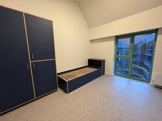 Een prachtige nieuwbouw studentenkamer aan de Biehal 10 in Leuven. De kamer is volledig bemeubeld en beschikt over eigen sanitair en een...