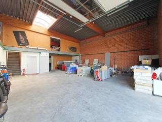 <strong>VLOT BEREIKBAAR </strong><strong>MAGAZIJN met TUSSENVERDIEP (+-170m² & +- 120m²)</strong> en <strong>LOODS (+-100m²) </strong>op een centrale ligging te <strong>OUDENAARDE. </strong>Het magazijn bevat heel wat ruimte en is ingericht met een <strong>EXTRA VERDIEPING</strong>.Daarbij beschikt u over een <strong>VERNIEUWDE, </strong><strong>HOGE INRIJPOORT (4M x 4,5M)</strong>, <strong>NIEUWE LICHTSTRAAT, ZONNEPANELEN (10.650Wp)</strong> waardoor u met gemak alles kan stockeren.<br /><br />Achteraan het perceel heeft u nog een loods met voldoende ruimte voor <strong>EXTRA STOCKAGE OF PARKEERPLAATSEN</strong>. Tenslotte is het pand gelegen nabij winkels en langs <strong>DE DRUKKE NEDERENAMESTRAAT</strong>, waardoor u veel <strong>VISIBILITEIT</strong> geniet. Het magazijn beschikt ook over <strong>SANITAIRE VOORZIENINGEN</strong> en een bureauruimte. <br /><br /><strong>Adres:</strong> Nederenamestraat 330 te Oudenaarde<br />Onmiddellijk beschikbaar<br />Huurprijs: € 2000,00/maand<br />EPC: 295kWh/m², UC: 2920689; Ag, Gvv, Gvkr, Vg; P-score: B, G-score: A