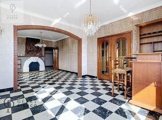 We betreden de woning via de centrale inkomhal dewelke doorgang geeft tot alle woon- en slaapvertrekken.Aan de linkerzijde treffen we de ruime...