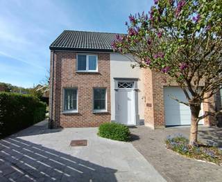 Deze instapklare halfopen woning uit 2006 ligt in een rustige hoek van een woonerf, vlak bij het kanaal, fietsroutes en het Be-MINE...