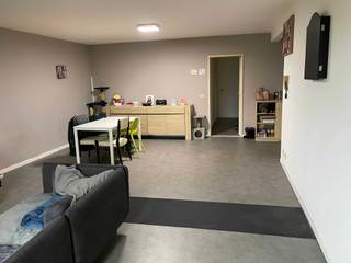 Gezellige drie slaapkamer appartement op tweede verdieping links met terras, badkamer met wc, dubbele lavabo en ligbad, aparte wc, berging...