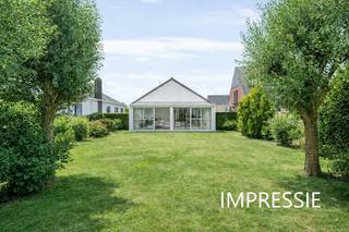 U betreedt de woning via de inkomhal, die toegang biedt tot de lichtrijke leefruimte met aangrenzende keuken.Vanuit de nachthal bereikt u twee...