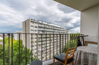 Een goed gelegen studio met terras met panoramische zichten. Gelegen nabij openbaar vervoer en invalswegen.Op de 8e verdieping (met lift): inkomhal...