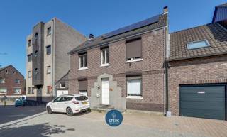 RUIME GEZINSWONING MET 7 SLPKS + 2 BADKAMERS NABIJ DE NEDERLANDSE GRENS ! <br /><br />We vinden deze gesloten woning met een bewoonbare oppervlakte van 208 m² terug op een perceel van 3a 25ca in Smeermaas-Lanaken. <br /><br />Voor meer informatie, neem zeker een kijkje op onze website via de volgende link: <br />https://www.sterkvastgoedmakelaars.be/detail/te-koop-woning-lanaken/7654515?dosearch=True&flowstatus=ForSale,ForSaleReserved,ForSaleWithBid,ToCompleteForSale,SoldUnderReserve,Sold&pageindex=1&pagesize=12&searchpage=ForSale&sortdirection=DESC&sortfield=pub_flowstatus&transactiontype=Sale