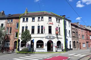 Dit hoekgebouw is gelegen in het centrum van Gent op enkele passen van Gent-Sint-Pieters.<br /><br /><br /><strong>Ligging</strong><br />Door de ligging op de hoek van de Voskenslaan en de Schoonmeerstraat zorgt dit voor een grote visibilteit. Door de omliggende hogescholen, station Gent-Sint-Pieters en de invalswegen in de buurt, brengt dit een strategische ligging met zich mee.<br /><br /><strong>Indeling van de woning</strong><br />Op het gelijkvloers is er een horecaruimte met gelagzaal, bar en keuken.<br /><br />Op de verdieping zijn er toiletten voorzien en een polyvalente ruimte met veel lichtinval.<br /><br />Op de 2<sup>e</sup> verdieping is er een woongedeelte met 2 slaapkamers en een badkamer en toegang tot de zolderruimte.<br /><br />Er is ook nog een kelderverdieping voorzien.<br /><br />Na een grondige renovatie kan dit pand uitermate dienst doen voor verschillende professionele doeleinden.<br /><br /><strong>Extra troeven</strong><br />✅ Ligging en visibiliteit<br />✅ Veel mogelijkheden<br />✅ Op heden verhuurd en kan dus ook dienen als investering.<br /><br /><strong>Wenst u deze handelswoning in het centrum van Gent te bezoeken? Vraag uw bezoek meteen aan via onze website!</strong><br /> <br /> 