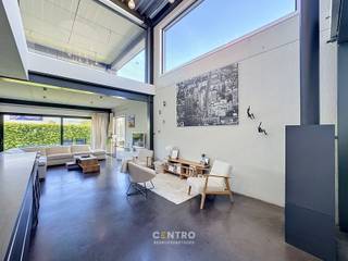 Recente woning met 4 à 5 slpks, praktijkruimte en opslagruimte, geschikt voor vele doeleinden!<br /><br /><strong>INDELING:<br /><u><em>Gelijkvloers :</em></u></strong><br />Inkomhal privé met voordeur aan zijkant van het gebouw - ruime LICHTRIJKE living (met houtkachel) - volledig ingerichte open keuken (O.a. met fornuis, dampkap, heteluchtoven, microgolfoven, frigo en vaatwasmachine) - aanpalend ruim bureel/kan tevens als 5de slaapkamer gebruikt worden - ruime wasplaats (met voorzieningen voor wasmachine en droger) - afzonderlijk gastentoilet (met lavabo) - badkamer (O.a. met dubbel lavabomeubel, ligbad én douche) - dressing - volledig omheinde tuin met ZUIDgericht terras en 2de zonneterras (met jacuzzi).<br /><br />Winkelruimte met voordeur aan straatzijde (22m2) + aanpalend bureel (36m2) - magazijn (300m2) - buitenopslag.<br /><br /><u><em><strong>Eerste verdieping:</strong></em></u><br />Ruime nachthal/hobbyruimte/sportruimte - 4 RUIME slaapkamers (18m2, 19m2, 22m2 en 23m2) - 2de badkamer (O.a. met lavabomeubel, toilet en voorzieningen voor douche) - toilet - ruime berging - mogelijkheid voor ruim overdekt zonneterras.<br /><br /><u><strong>Opmerkingen:</strong></u><br />- ENERGIEZUINIGE woning: Energielabel A (79 kWh/m2)!<br />- Onmiddellijk instapklaar.<br />- Bewoonbare oppervlakte: 440m2!<br />- Magazijn: 300m2<br />- Regenwaterput aanwezig.<br />- Drijfkracht (3x 400V aanwezig).<br /><br />Aarzel zeker niet om ons te contacteren voor verdere info mbt dit prachtige pand: 050/70.01.02 - info@centro.be.
