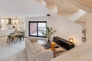 Deze 3 nieuwbouwappartementen zijn voorzien van alle modern comfort, energie neutraal en knappe architectuur. De oppervlaktes van de appartementen liggen tussen de 100 en 111m2 en zijn telkens voorzien van 2 slaapkamers, een overdekt zonneterras en een praktische berging. extra's: ruime fietsenstalling en vuilnisberging voorzien, alles volledig geschilderd+verlichting, inclusief privatieve zonnepanelen, warmtepomp, lage gemeenschappelijke kosten (geen lift). Dit project valt onder 6% BTW (mits voorwaarden).