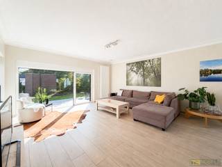 <p>RUIME VILLA met een UITZONDERLIJK WOONVOLUME van ca. 312 M², 6 SLAAPKAMERS en een VOLLEDIGE RENOVATIE (2025), waar MODERN WOONCOMFORT en ENERGIEZUINIGHEID perfect samenkomen. Deze INSTAPKLARE WONING is ideaal voor GROTE GEZINNEN of voor wie EXTRA RUIMTE zoekt voor een bureau, hobbyruimte of de combinatie van WONEN EN EEN ZELFSTANDIGE ACTIVITEIT. Op energetisch vlak blinkt de woning uit dankzij een CONDENSATIEKETEL in combinatie met LUCHT/LUCHT WARMTEPOMPEN voor verwarming en koeling, 28 ZONNEPANELEN, een THUISBATTERIJ, VENTILATIESYSTEEM D en een QBUS-DOMOTICASYSTEEM, wat zorgt voor een comfortabele en energie-efficiënte woonervaring. De indeling omvat een ruime inkomhal met gastentoilet, een lichtrijke woonkamer, een volledig ingerichte keuken met praktische berging/wasplaats, twee slaapkamers op het gelijkvloers, een eerste badkamer, een dressing/berging en een inpandige garage. Op de verdieping bevinden zich nog vier volwaardige slaapkamers, een tweede badkamer, een apart toilet en extra bergruimte. Buiten geniet u van een ruime oprit, een aangename tuin en een zonnig terras.<br /><br />Adres: Augustijn Moreelsstraat 1 te Oostakker<br /><br />EPC: 123 kWh/m², G-score en P-score A.</p>
