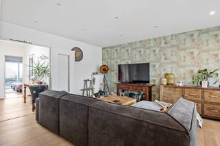 Dit ruime, instapklaar appartement is gelegen op de 2de verdieping van een klein appartementsblokje in een rustige, residentiële wijk op een boogscheut van het centrum van Stabroek. Winkels, openbaar vervoer en scholen zijn allemaal op wandelafstand terug te vinden. Binnenkomen doet u via een aparte inkomhal met handige nis voor vestiaire. Via een dubbele, glazen deur bereikt u de ruime woonkamer waar een mooie parketvloer meteen in het oog springt. De ruimte kan tevens genieten van heel wat inval van daglicht dankzij grote raampartijen. De volledig ingerichte keuken heeft eveneens een parketvloer en staat in open verbinding met de leefruimte. Verder beschikt het appartement nog over een berging, een badkamer met ligbad met douchescherm, handdoekdroger, toilet en wastafel met meubel en 3 volwaardige slaapkamers, waarvan 2 grote en 1 kinderkamer. Het terras is gelegen aan de achterzijde van het gebouw en is toegankelijk vanuit de 2 grote slaapkamers. Dankzij een oriëntatie op het zuid-westen kan u hier de hele namiddag heerlijk van het zonnetje profiteren. Bij het appartement hoort verder nog een privatieve garagebox. Deze is niet in de vraagprijs inbegrepen en kan mogelijks bij aangekocht worden voor VP.: €30.000. Er is geen lift aanwezig in het gebouw.