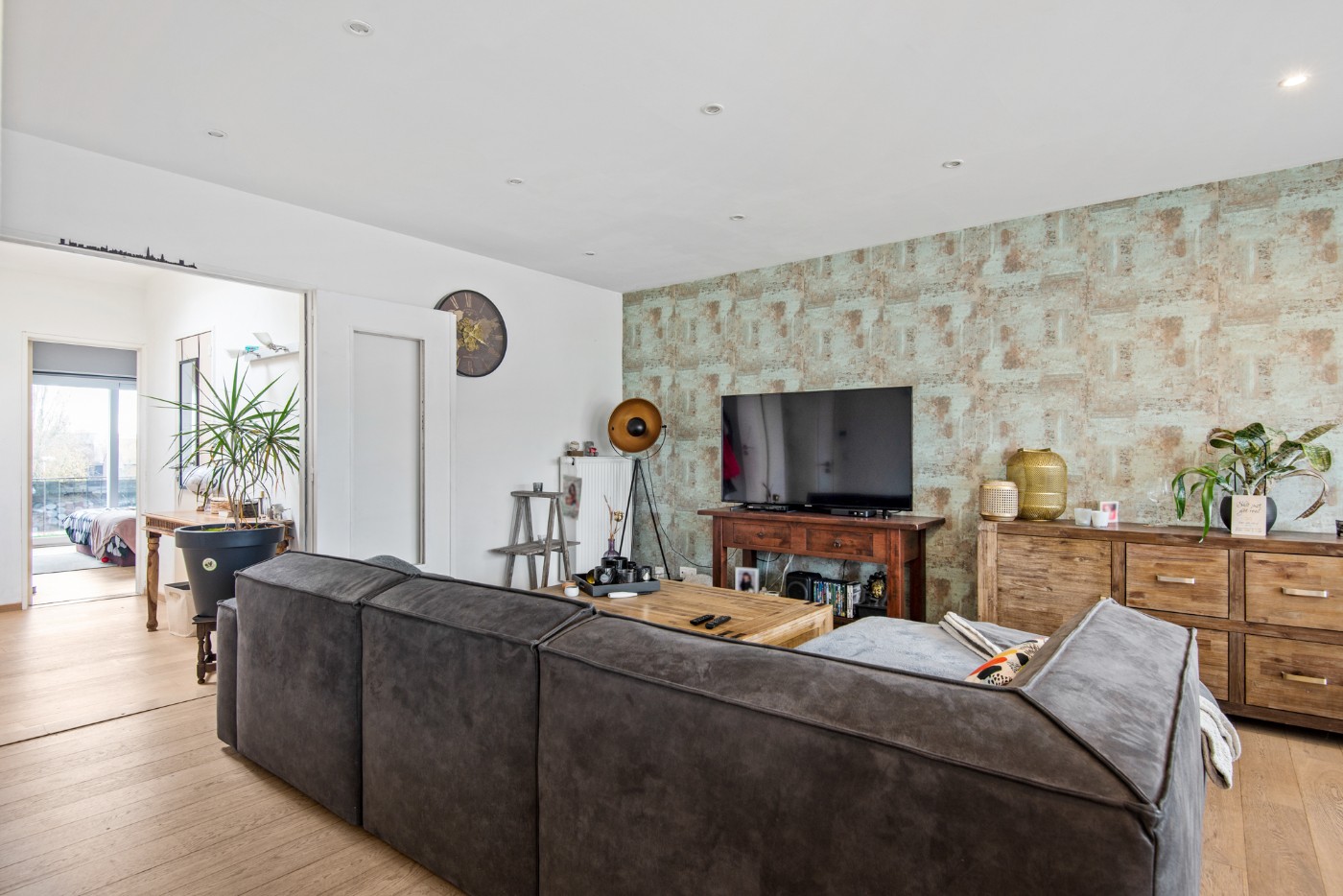 Tof, ruim app. op 2e verd. met 3 slpk. en garage - foto 3