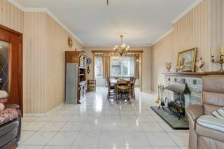 Deze te renoveren woning is gelegen in Kessel-Lo in een rustige straat en biedt tal van mogelijkheden.<br /><br />Indeling:<br /><br />We betreden de woning via de inkomhal met apart gastentoilet en ruimte voor een vestiaire. Rechts van de inkomhal bevindt zich de zeer ruime en lichtrijke woonkamer en eetkamer, aansluitend vinden we de keuken. Achteraan vinden we de gezellige tuin en het terras.<br /><br />Via de trap bereiken we de eerste verdieping. Hier vinden we 3 slaapkamers van 16m², 14m² en 13m². Verder is er een badkamer met bad, toilet en enkel lavabo.<br /><br />Verder is er een zolder die zich uitstrekt over de volledige oppervlakte (64m²) die omgebouwd kan worden tot 4de slaapkamer en / of 2de badkamer of die kan gebruikt worden als stockageruimte.<br /><br />Tot slot is er een ruime kelder met garage en verschillende stockageruimtes.<br /><br />EPC F, renovatieverplichting. Elektriciteit is niet conform. Verwarming is op stookolie. Niet-asbestveilig.<br />Er is een regenwaterput aanwezig.<br /><br />Voor meer info of een bezoek ter plaatste, mag u ons steeds contacteren!