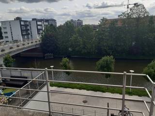Geen vaste kosten !<br /><br />Dit eigentijds duplex-appartement bevindt zich in een kleine residentie, uitkijkend op de Leie.<br />We treffen op de tweede verdieping, naast een centrale inkom, een lichtrijke, ruime leefruimte met open keuken, een slaapkamer, een badkamer (bad en meubel), een afzonderlijk toilet en berging. <br />Het geïntegreerde duplex-niveau biedt ruimte voor een tweede slaapkamer en/of bureau. <br />Een buitengewone troef is natuurlijk het aangename terras met zicht op de Leie.<br /><br />Inbegrepen : kelderberging en een garage-staanplaats.