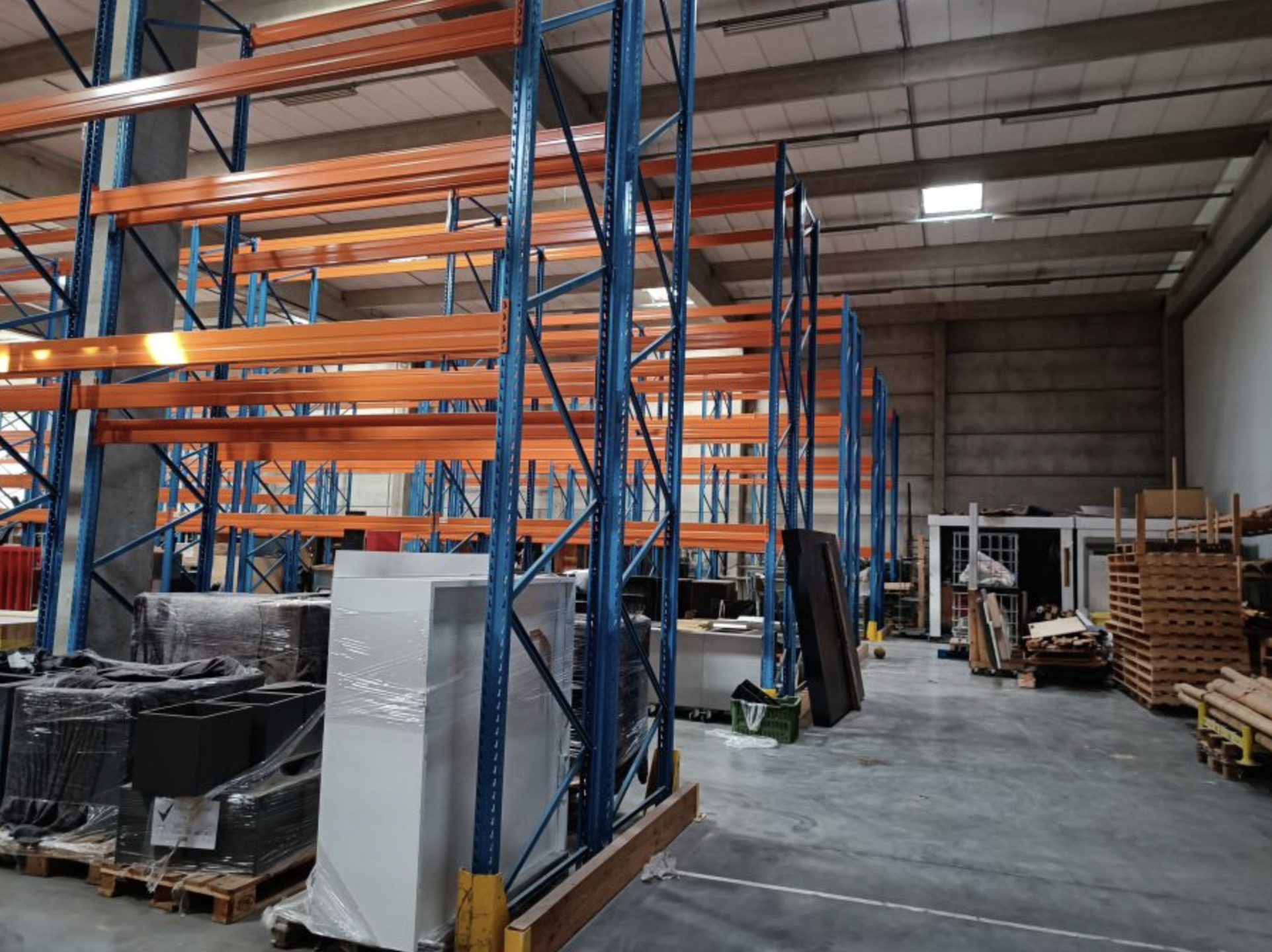 Magazijn met kantoorruimte te huur in Mechelen.  - foto 2