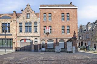 In het hart van Ieper worden twee naast elkaar gelegen gebouwen te koop aangeboden. Deze eigendommen, elk met een eigen bestemming in het...