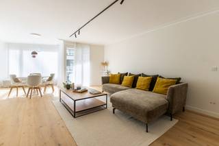 <strong>Knokke: Gerenoveerd appartement te koop met 2 slaapkamers op toplocatie in het centrum van Knokke.</strong>
<p>Op een uitstekende locatie te Knokke vinden we dit stijlvol gerenoveerde appartement met twee slaapkamers. Dankzij de combinatie van een hedendaagse afwerking, een aangename indeling en een centrale ligging is dit een ideale uitvalsbasis aan de Belgische kust. Het appartement werd grondig gerenoveerd met oog voor comfort en uitstraling en biedt een aangename leefruimte waar licht en ruimte centraal staan.<br /><br /><strong>Indeling: </strong><br />Inkomhal, lichtrijke leefruimte met comfortabele eethoek, zuidgericht terras vooraan, moderne en volledig ingerichte keuken, apart toilet, berging, 2 slaapkamers, badkamer met inloopdouche, terras achteraan. <br /><br /><strong>Troeven: </strong></p>

<ul><li>Volledig gerenoveerd met hoogwaardige materialen.</li><li>Centrale ligging in Knokke vlakbij de Dumortierlaan, ijzerpark, het strand.</li><li>Winkels en horeca op wandelafstand.</li><li>Ideaal als vaste woonst, tweede verblijf of investering.</li><li>Privatieve kelderberging en toegankelijke fietsenberging. </li></ul>
Meer informatie? Contacteer Ayita op 0496 13 43 12 of via ayita@eraservimo.be