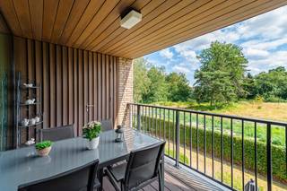 Comfortabel wonen op een rustige, groene locatie en toch vlak bij het centrum van Kapellen? Dit verzorgde appartement aan de Jef Verbercklaan 5 combineert ruimte, licht en hedendaags wooncomfort. Kapellen bevindt zich in de omgeving, waardoor dagelijkse voorzieningen en openbaar vervoer vlot bereikbaar zijn.<br /><br />Via de ruime inkomhal kom je binnen in het appartement. De lichtrijke leefruimte sluit mooi aan op de open keuken en biedt dankzij de grote raampartij en terras een aangenaam uitzicht op het groen.<br /><br />De moderne keuken is volledig ingericht en voorzien van onder meer een kookplaat, dampkap, oven, koelkast, vaatwasser en spoelbak. Aansluitend bevindt zich een praktische berging/wasplaats.<br /><br />Het appartement beschikt over twee volwaardige slaapkamers (27 en 15 m²). Beide kamers bieden rechtstreeks toegang tot het overdekte terras, een heerlijke plek om in alle rust van de groene omgeving te genieten. De grootste slaapkamer is voorzien van een dressing.<br /><br />De verzorgde badkamer is uitgerust met een ruime inloopdouche en wastafelmeubel. Daarnaast is er een afzonderlijk gastentoilet met handenwasser.<br />Het ruime, overdekte terras vormt een echte verlenging van de woonruimte. Bewoners kunnen bovendien gebruikmaken van de fraai aangelegde gemeenschappelijke tuin.<br />Extra bergruimte is voorzien in de private kelder. Tot slot is een ondergrondse staanplaats dewelke apart dient aangekocht te worden voor 30.000 euro. <br /><br />Het appartement maakt deel uit van een recent en verzorgd gebouw (2017!) en is voorzien vloerverwarming in combinatie met radiatoren, een ventilatiesysteem, gemeenschappelijke delen dewelke profiteren van zonnepanelen met batterij.<br /><br />Troeven<br />+ Twee ruime slaapkamers met toegang tot terras<br />+ Lichtrijke leefruimte met grote raampartijen en terras<br />+ Gemeenschappelijke, groene tuin<br />+ Ondergrondse staanplaats <br />+ Lift aanwezig<br /><br />Een ruim en instapklaar appartement voor wie wil wonen zonder in te boeten aan comfort, buitenruimte of bereikbaarheid.<br /><br />Heeft u interesse in dit prachtig appartement? Neem dan contact op met VB Vastgoed via 03 337 50 70 of info@vbvastgoed.be.