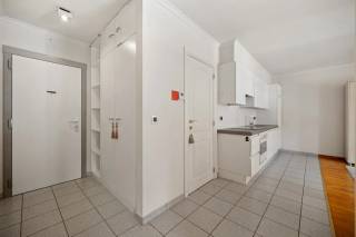 Eén slaapkamer appartement van 53.01m² in het centrum van de stad op 200 m van de Grote Markt, nabij grote parking, winkels en supermarkt op wandelafstand. Het appartement is gelegen op de 2de verdieping en omvat: inkom, vestiaire, gastentoilet, woonkamer met open ingerichte keuken, berging en badkamer. Het appartement is bereikbaar met lift. De verwarming is op individuele basis door middel van een aardgasketel. Het appartement kan dienen als ideale investering wat een mooi rendement opbrengt of als beginnerswoning. Neem snel contact op met ons kantoor voor een bezichtiging.