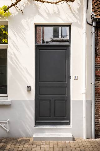 <strong>Situation</strong><br /><br />Situé dans la Wellingstraat, près de l'Oude Houtlei à Gand. Facilement accessible par les transports en commun.<br /><br /><strong>Agencement</strong><br /><br />Le rez-de-chaussée comprend un hall d'entrée, un salon lumineux donnant sur l'extérieur et une cuisine ouverte entièrement équipée avec des matériaux haut de gamme et des appareils <strong>Whirlpool</strong>.<br /><br />1er étage : chambre spacieuse (17 m²), toilettes séparées et salle de bains avec double lavabo, baignoire et douche<br />2e étage : chambre (14,51 m²), salle de bains avec lavabo et douche, et toilettes séparées<br />3e étage : chambre (14,14 m²) + espace bureau<br /><br />Le local technique se trouve au sous-sol.<br /><br /><strong>Atouts</strong><br /><br />- PEB A<br />- Panneaux solaires<br />- Situation calme<br />- Chauffage au sol<br />- Système de ventilation D<br />- Pompe à chaleur air/eau<br />- Finitions avec des matériaux haut de gamme<br /><br />Pour plus d'informations et/ou une visite, appelez Guillaume Delbecque au<strong> 0472 25 70 76</strong>