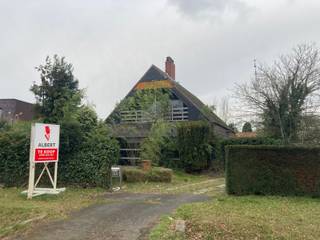 Deze staalskeletwoning biedt een mooie opportuniteit om in een open bebouwing te wonen op toplocatie. Mits een TOTAALRENOVATIE kan dit een hedendaagse villa met landelijk zicht worden. <br /><br />De huidige indeling is als volgt; <br />Gelijklvoers: Inkomhal, living met eetkamer, keuken, badkamer, 3 slaapkamers.<br />1ste verdieping: 2 ruime kamers waarvan 1 met balkon. <br /><br />Kortom een renovatieproject voor de handige harry of een sloop en nieuwbouwproject. <br /><br />Contacteer ons voor een bezoek of meer info; <br />nathan.peellaert@albert.immo<br />0471 49 45 39