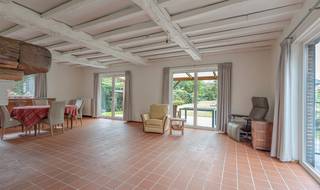 <p>Spacieuse villa prête à habiter avec double garage et jardin orienté ouest à Relegem, Asse.</p><p>Située dans une rue calme à Relegem, cette villa soignée offre tout le confort, un double garage et un beau jardin profond.<br />Depuis le hall d'entrée majestueux avec coin vestiaire et WC invités, on accède à la maison. Au rez-de-chaussée, un spacieux séjour avec vue sur le jardin, une cuisine séparée avec plan de travail en pierre naturelle et appareils encastrés de qualité, une première chambre spacieuse et une salle de bains soignée.</p><p>L'élégant escalier en bois mène au premier étage avec deux très grandes chambres dont une avec armoires intégrées et bureau, un WC séparé et une salle de douche supplémentaire.</p><p>Le grand double garage est accessible depuis la cuisine ou via les deux portes de garage, complété par un espace cave supplémentaire. Le jardin est orienté ouest, offrant une exposition idéale l'après-midi et en soirée, tout comme le beau et spacieux jardin.</p><p>La maison est prête à habiter et a déjà bénéficié de panneaux photovoltaïques, chauffe-eau solaire, volets roulants électriques, chaudière à condensation, salles de bains rénovées et plus encore.</p><p>Ce bien bénéficie d'une situation calme avec une liaison facile vers Bruxelles. Commerces, écoles, transports en commun et grands axes sont facilement accessibles.</p><p>PEB label C <br />278 kWh/m²an<br />Installation électrique conforme RGIE.</p>