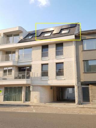 Op zoek naar een instapklaar en energiezuinig appartement in centum Stekene?Dit prachtige nieuwbouwappartement (bouwjaar 2025-2026) bevindt zich in het hart van Stekene en combineert hedendaags wooncomfort met een uitstekende bereikbaarheid. Bij het betreden van het appartement komt u in de inkomhal met een apart gastentoilet. De lichtrijke leefruimte sluit perfect aan op de open, volledig ingerichte keuken en geeft toegang tot het balkon. Verder beschikt het appartement over twee volwaardige slaapkamers, een moderne badkamer met inloopdouche en een praktische berging/wasplaats. Een absolute meerwaarde is de uitzonderlijk ruime ondergrondse parkeerplaats (invalidestaanplaats), die extra comfort en gebruiksgemak biedt. Daarnaast is er ook een private kelderberging, gemeenschappelijke tuin en gemeenschappelijke afvalberging inbegrepen.Interesse in dit stijlvolle appartement? Contacteer ons vandaag nog voor meer informatie of een bezoek ter plaatse via 03 779 69 29 of contact@eberhardvastgoed.be