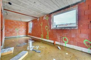 <p><strong>Aankoop onder registratie!!! GEEN 21% BTW<br /><br />Casco woning met 225 m² woonoppervlakte – jouw droomhuis begint hier! </strong></p>
<p>Ben je op zoek naar een woning die je volledig naar eigen smaak kunt afwerken? Deze <strong>ruime casco woning</strong> biedt jou de unieke kans om je eigen stijl en indeling te realiseren in een woning met maar liefst <strong>225 m² bewoonbare oppervlakte</strong>!</p>
<h3>Indeling:</h3>
<ul>
<li>
<p><strong>4 ruime slaapkamers</strong> – ideaal voor gezinnen, thuiswerkers of logeerkamers</p>
</li>
<li>
<p><strong>3 badkamers</strong> – geen wachtrijen meer in de ochtend</p>
</li>
<li>
<p>Open leefruimte met veel lichtinval</p>
</li>
<li>
<p>Grote keukenruimte, de keuken zit al in het budget</p>
</li>
<li>
<p>Mogelijkheid tot extra berging, wasplaats of hobbyruimte</p>
</li>
</ul>
<h3>Wat is casco?</h3>
<p>Deze woning wordt aangeboden in <strong>casco staat</strong>: de ruwbouw is klaar, maar jij bepaalt de afwerking – van vloeren en elektriciteit tot badkamers. Zo ben je zeker van een woning die perfect bij jouw stijl past.</p>
<h3>Pluspunten:</h3>
<p>✅ Energiezuinige bouw (nieuwbouw)<br />✅ Grote raampartijen<br />✅ Rustige ligging, toch vlot bereikbaar<br />✅ Ideaal voor gezinnen of wie veel ruimte zoekt</p>
<p>Een blanco canvas om jouw woondroom te realiseren!<br />Bezichtiging mogelijk op afspraak.</p>