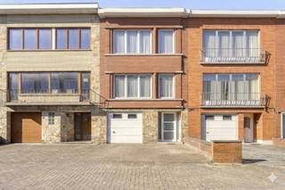 Het pand is op dit moment opgedeeld in drie aparte appartementen: -Een studio op de gelijkvloerse verdieping met terras en tuin-Een...