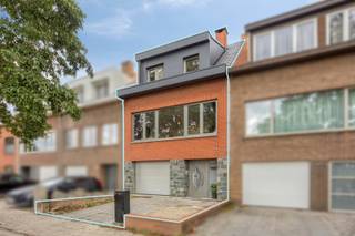 Op een strategische ligging te Edegem bevindt zich deze instapklare woning mét garage. <br /><br />Op het gelijkvloers beschikt de woning over een inkomhal, een ruime garage met elektrische poort, een wasplaats en een achterkamer die heden als berging wordt gebruikt. Verder is er ook een gastentoilet op het gelijkvloers. Op de eerste verdieping bevinden zich de leefruimte en open de keuken, die beiden erg lichtrijk zijn dankzij de grote raampartijen. Op de tweede verdieping zijn er naast de badkamer nog twee ruime slaapkamers en één kleine kamer. De omheinde tuin maakt het geheel af en is een aangename plek voor jong en oud. <br /><br />In 2020 werden het dak en de ramen nog vernieuwd. Dankzij het gunstige EPC C-label is er geen renovatieverplichting, bovendien is de elektricitetit conform gekeurd en werd de woning asbestveilig gekeurd. <br /><br />Pandenjagers is een innovatief vastgoedkantoor en kiest bewust voor een unieke en transparante aanpak. Bij ons bestaat de totale aankoopprijs altijd uit twee duidelijke onderdelen: de adviesprijs plus onze vaste commissie van 10.000 euro incl. BTW. Dankzij deze open prijsstructuur krijgt u als koper vanaf het eerste moment een eerlijke inkijk hoe de totale prijs van het pand tot stand is gekomen. Voor deze eigendom werd er gekozen voor een prijs op aanvraag. <br /><br />Interesse? Contacteer ons via 015/677.000 of info@pandenjagers.be.