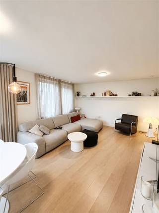 <p><span>Instapklare duplex van 124 m² met 2 à 3 slaapkamers op toplocatie in Gentbrugge</span></p><p><span>Op een uitstekende ligging in Gentbrugge bevindt zich deze volledig gerenoveerde duplex met een bewoonbare oppervlakte van </span><span>124 m²</span><span>. De woning werd in </span><span>2025</span><span> smaakvol vernieuwd en combineert ruimte, licht en hedendaags wooncomfort.</span></p><p><span>Via de inkomhal bereikt u de ruime en lichtrijke leefruimte, waar grote raampartijen voor een aangename sfeer zorgen. De moderne, volledig uitgeruste keuken beschikt over een inductiekookplaat, combi-oven en voldoende kastruimte. Verder vindt u twee volwaardige slaapkamers, een stijlvolle badkamer met inloopdouche en een afzonderlijk toilet. De bovenste verdieping biedt een ruime polyvalente ruimte (52.23 m²) die perfect kan dienen als derde slaapkamer, bureau, dressing of hobbykamer.</span></p><p><span>Dankzij het </span><span>EPC-label B</span><span> geniet u van een energiezuinige woning. Verder beschikt het appartement over centrale verwarming, een privatieve kelderberging en de mogelijkheid om een garage afzonderlijk aan te kopen.</span></p><p><span>De ligging is een absolute troef. Het appartement bevindt zich op wandelafstand van het Adolf Papeleupark en Park De Vijvers. Winkels, scholen en openbaar vervoer liggen in de onmiddellijke omgeving. Dankzij de nabijheid van de E17 en de tram bereikt u het historische centrum van Gent in ongeveer tien minuten. Een ideale woning voor wie op zoek is naar een ruim, instapklaar en energiezuinig appartement op een vlot bereikbare locatie.</span></p>
