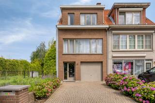 <p>This spacious <strong>semi-detached bell floor apartment</strong> with a living area of <strong>193 m²</strong> combines comfort, functionality and a pleasant outdoor space. Through the spacious entrance hall with separate guest toilet you enter the house. From the hall you have access to the <strong>indoor garage</strong> and the adjacent practical <strong>laundry room</strong>.</p><p>On the second floor is the <strong>bright living space</strong>, finished with a low maintenance stone floor. The open,  installed kitchen is equipped with a gas hob, extractor hood, dishwasher and numerous built-in cupboards, giving you plenty of storage space. Adjacent to the living space is a cozy enclosed veranda, which not only creates additional living space but also, in addition to access through the garage, offers a direct connection to the <strong>large, sunny garden of approx. 286 m²</strong> at the rear. The second floor comprises <strong>three full-size bedrooms</strong> and a <strong>bathroom</strong>, furnished with a bathtub, a second toilet and a sink unit. Thanks to its practical layout, generous spaces and large garden, this property makes an ideal family home in a pleasant location.</p><p>Additional assets:<br />- Roller shutters<br />- EPC: 323 kWh/m² (D-score -> NO renovation requirement)<br />- Central location within walking distance of stores, restaurants and public transport<br />- Industrial area, no VKR<br />- The register of measures and urban development extract has been requested</p><p>For more info visit www.coenenvastgoed.be or call 03/375.82.92. </p>