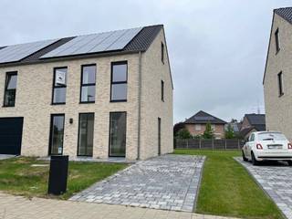 <div>Nieuwbouwwoning (halfopen bebouwing) omvat inkomhal met gastentoilet, woonkamer met open ingerichte keuken, berging/wasplaats, nachthal, badkamer, 3 slaapkamers, bergzolder en een tuin met terras.</div><div>De energiezuinige NB-woning is gelegen in een zeer rustige en kindvriendelijke verkaveling, en waarbij de straat doorlopend is.</div><div> </div><div><br /><br /> </div>