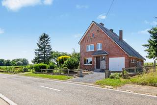 Graag bieden wij u deze solide woning aan, gelegen in Tollembeek. Op het gelijkvloers bevinden zich een inkomhal, een lichtrijke leefruimte met aansluitende woonkeuken, een afzonderlijk toilet, een wasplaats en een garage. De verdieping omvat drie ruime slaapkamers en een badkamer. Via een vaste trap bereikt u de ruime zolder, die kan worden ingericht als vierde slaapkamer. De woning geniet bijzonder veel lichtinval en biedt een prachtig uitzicht over de achterliggende weide en velden. Buiten beschikt u over een groot zonneterras en een ruime tuin met tuinhuis. Het perceel is grotendeels omheind. Voor meer informatie of een bezoek kunt u Sophie contacteren op 0496 71 50 59