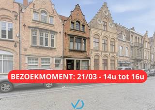 In de Diksmuidestraat, één van de belangrijkste toegangswegen naar de Grote Markt van Ieper, vinden we deze instapklare woning...
