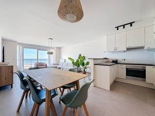 Geniet van rust, ruimte en zeezicht in dit instapklare appartement op de zesde verdieping van een verzorgd gebouw op de Zeedijk van De Panne.<br />Het appartement is in perfecte staat en beschikt over een zongericht terras aan de achterzijde, ideaal te genieten van de zon. Vooraan biedt het grote raam een adembenemend uitzicht op zee.<br />Een unieke kans voor wie op zoek is naar een tweede verblijf of investering aan de kust! Referentie Estelle 0601