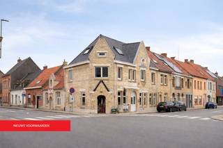 Bent u op zoek naar een handelshuis met woonst (5 slaapkamers)? Ontdek dan deze opportuniteit in centrum Ledegem. Een bruikbare vloeropparvlakte van maar liefst 302 m³ (volgens EPC). Het gebouw is in 2020 deels gerenoveerd, de specifieke werken kunt u onderstaand terugvinden. Daarnaast is de zolder een énorm potentieel! Een EPC C zorgt voor gemoedsrust, er is géén renovatieplicht.<br /><br />Indeling:<br />Gelijkvloers<br />- Handelsruimte<br />- Toiletten<br />- Rookruimte/berging<br />- Koer<br />- Keuken en bijkeuken<br /><br />1ste verdiep<br />- Nachthal<br />- 5 slaapkamers (één als woonruimte)<br /><br />2de verdiep<br />- Zéér ruime zolder, reeds geïsoleerd en technieken aanwezig.<br /><br />Technisch:<br />- EPC C - Géén renovatieplacht van toepassing<br />- Hellend dak geïssoleerd met 100mm PUR/PIR<br />- Beglazing: combinatie HR-glas en enkel glas<br />- Verwarming 2x palletkachel, vernieuwd in 2020<br />- Volledig nieuw dak met veluxen incl. gebinte (2020)<br /><br />Troeven:<br />- Heel wat mogelijkheden door hoog bruikbaar vloeroppervlakte én nog in te richten zolderruimte<br />- Centrale ligging te Ledegem<br /><br />Dit gebouw is gekend als handelshuis. Wens jij een functiewijziging aan te vragen naar een woning? De voorschriften zijn beschikbaar via de dienst omgeving te Ledegem.<br /><br />Deze advertentie bevat inspirerende renders.<br /><br />Plan direct een bezoek in voor de mogelijkheden te ontdekken van dit opmerkelijk pand!