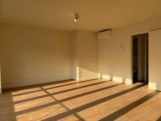 Dit appartement op de tweede verdieping werd volledig vernieuwd in 2026 en is helemaal klaar om in te trekken. Dankzij de warmtepomp geniet je...