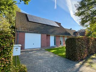 Alleenstaande woning te huur in Beveren-Leie<br /><br />Bij het binnenkomen kom je in de lichtrijke leefruimte, waar de eigenaar nog een pelletkachel zal installeren. Aansluitend bevindt zich de ruime keuken, met daarnaast een praktische berging.<br /><br />Verder beschikt de woning over een extra bergruimte met aansluiting voor de wasmachine, een garage en een apart gastentoilet.<br /><br />Op de eerste verdieping bevinden zich drie slaapkamers, waarvan één met een kleine dressing. De badkamer is uitgerust met een dubbele lavabo, een toilet, een bad en een douche.<br /><br />Tot slot beschikt de woning nog over een zolder. <br /><br />Er is een ruime tuin aanwezig.