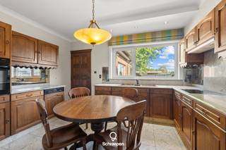 We vinden deze ruime gezinswoning (232 m²) terug op een breed perceel van 9 are op Ten Eikenen. Bekijk het volledige verkoopdossier op www.schraepenvastgoed.be. Naast alle informatie uit deze advertentie vindt u hier ook de professionele video, grondplannen, attesten, keuringen en andere nuttige documenten over deze eigendom.