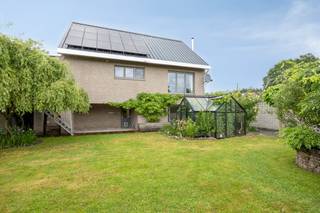 Are you looking for peace, space and comfort, but don't want to compromise on modern luxury? This unique, ready-to-move-in home (built in 2011) is located in a wonderfully quiet, cul-de-sac in the popular Gerdingen (Bree). Here you can enjoy privacy, combined with a view of the beautiful garden. Why this home is your dream home:The basement has a fully equipped, high-quality studio with a direct view of the garden. Perfect for use as a kangaroo home, a private place for an adult child, or as an inspiring practice/office space at home.From the spacious living space as well as from the studio downstairs, you can enjoy a seamless connection to the beautifully landscaped garden. An oasis of peace where you can relax undisturbed.The house is efficiently heated with propane gas and is completely self-sufficient when it comes to water. Sustainable and cost-efficient living in one!Does this gem meet all your needs? Then take your chance now. This property will be presented exclusively at our Pre-Sale moment on Saturday, July 11, 2026 between 9 a.m. and 11 a.m.Plan your visit today and discover the unique atmosphere of this exceptional property for yourself.The property is offered through the Pre-sale formula. On 11/07/2026 between 09:00 and 11:00, you can come visit the property by appointment and make an offer. The listed price is a starting price. For further information, please contact the property agent.Register of measures: no