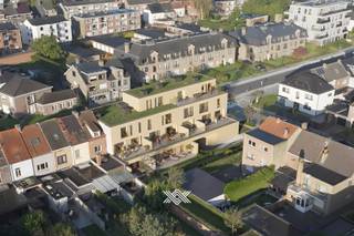 Dit appartement op de tweede verdieping heeft een bewoonbare oppervlakte van 100 m² en een terras van 9 m². Via de ruime inkomhal heeft u toegang tot een lichtrijke leef- en eetruimte en de open keuken met aansluitend een handige berging. Verder vindt u er twee slaapkamers waarvan de master bedroom een dressing heeft, een afzonderlijk toilet en een badkamer met een inloopdouche en lavabo. Ondergronds is er een private parkeerplaats met een handige berging voorzien. <br /><br />Wondelaer bestaat uit 11 hedendaagse appartementen verspreid over drie verdiepingen. Met keuze uit 1, 2 of 3 slaapkamers biedt het gebouw verschillende mogelijkheden voor uiteenlopende woonbehoeften. Bovendien beschikt elk appartement over een eigen terras waar u in alle rust kan genieten van de zon. Het gebouw heeft een grote ondergrondse verdieping met open parkeerplaatsen, ruime bergingen en een fietsenstalling, allen gemakkelijk bereikbaar via de lift.<br /><br />De appartementen zijn uitgerust met energiezuinige technologieën, vrij van fossiele brandstoffen. De individuele warmtepomp, de balansventilatie en de privatieve PV-panelen zorgen voor lage energiekosten en dragen bij aan een groenere toekomst. <br /><br />Gelegen nabij de kern van Wondelgem vindt u er alle voorzieningen op wandel- en fietsafstand gaande van diverse scholen en winkels tot parken en culturele activiteiten. <br /><br />Verlaagd BTW-tarief van 6% mogelijk op de volledige constructiewaarde.